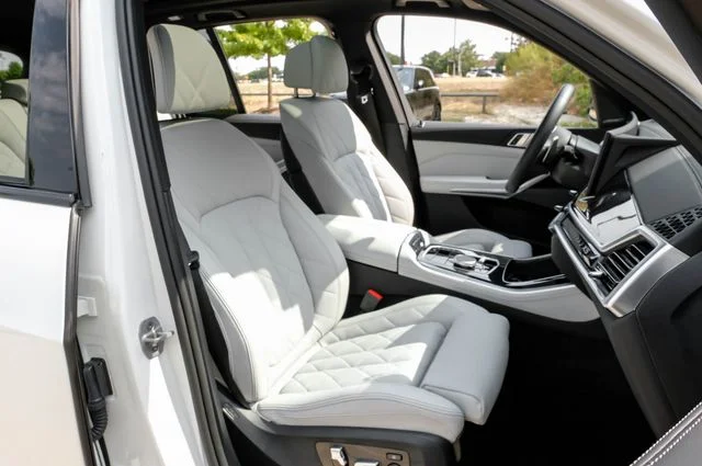 Used 2026 Alpine White BMW xDrive40i image 40