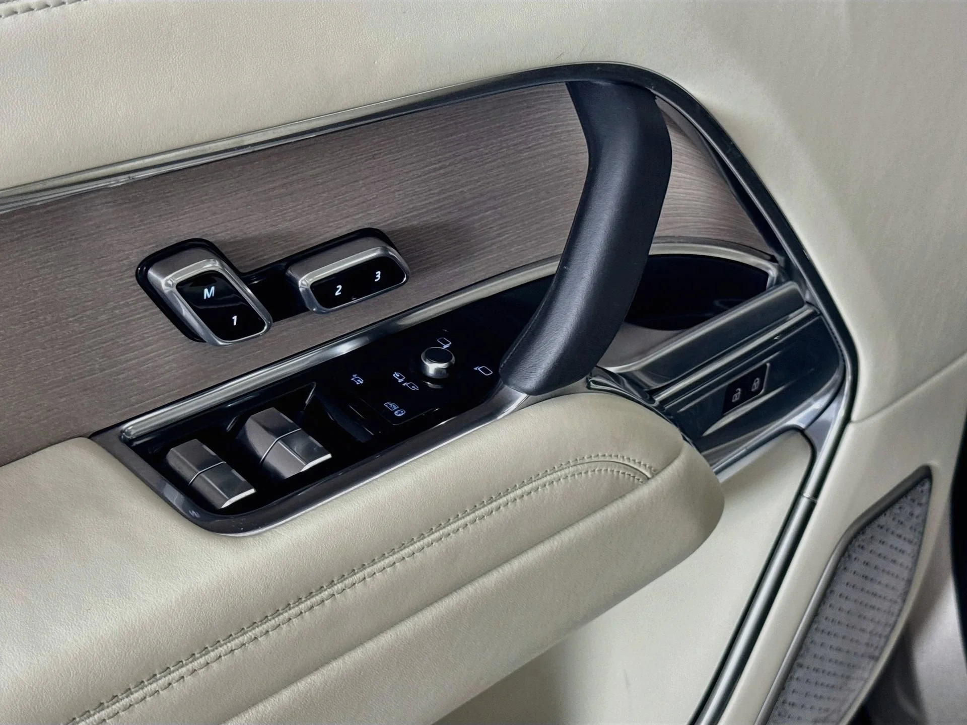 Used 2024 Batumi Gold Premium Metallic Land Rover Autobiography image 16