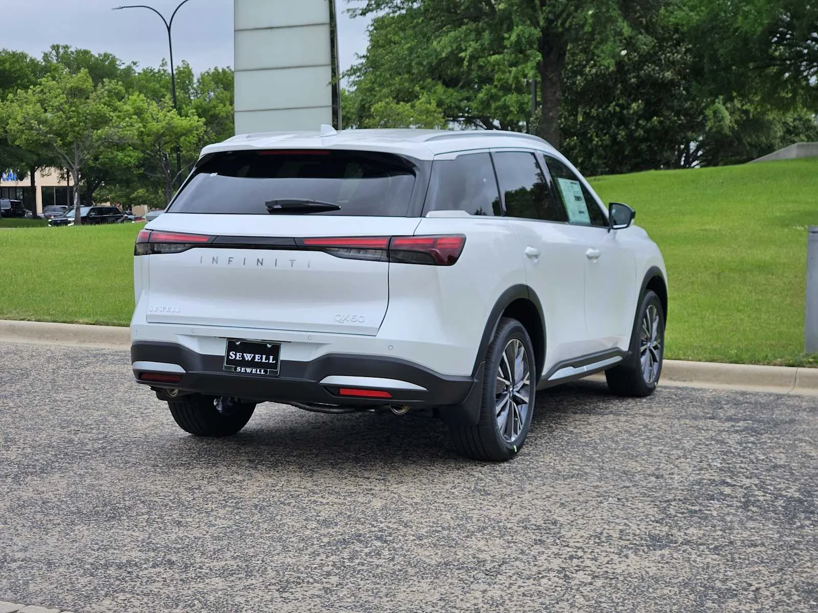 New 2026 RADIANT WHITE INFINITI Luxe FWD image 4