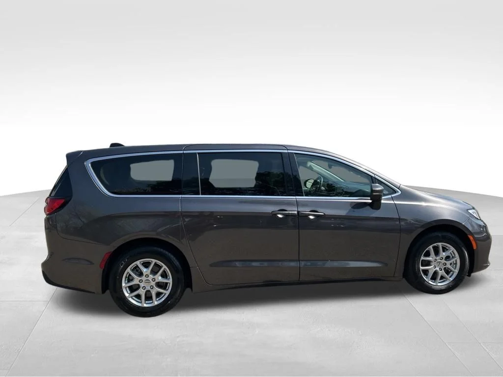 Used 2023 Gray Chrysler Touring L image 7