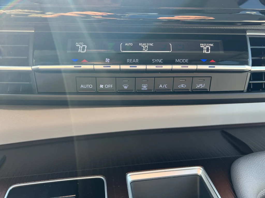 2023 Toyota Sienna LE - Photo 18