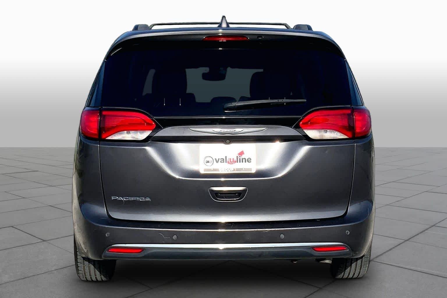 Used 2017 Granite Crystal Metallic Clearcoat Chrysler Touring-L image 5