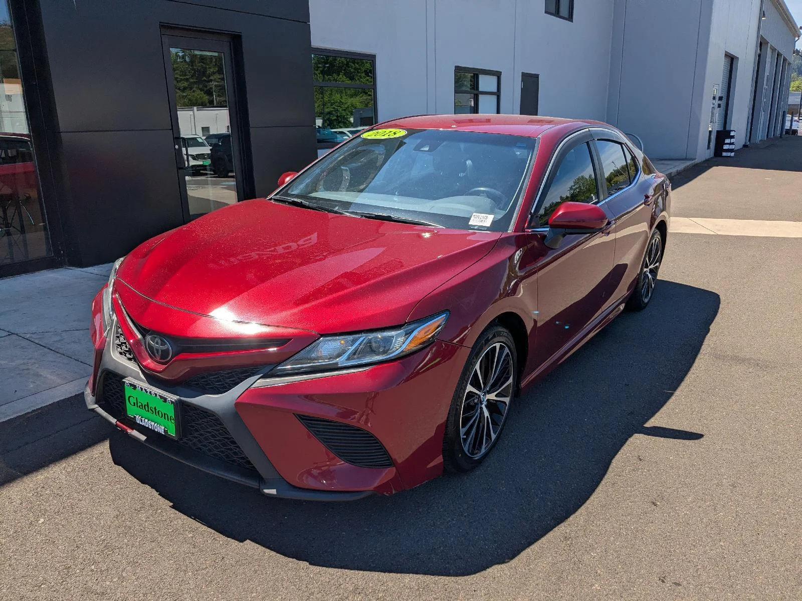 Used 2018 Toyota Camry SE with VIN 4T1B11HK1JU520389 for sale in Gladstone, OR