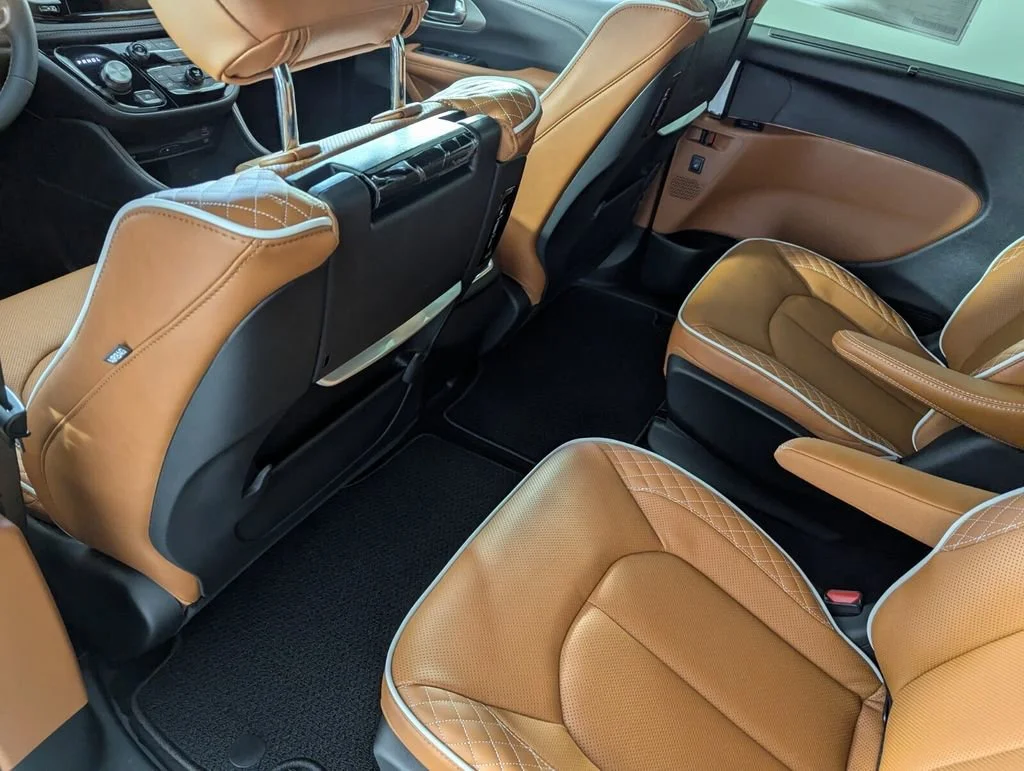 New 2026 Bright White Clear-Coat Exterior Paint Chrysler Pinnacle image 18