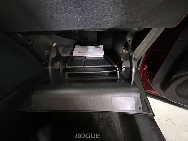 Used 2015 Red Nissan S image 28