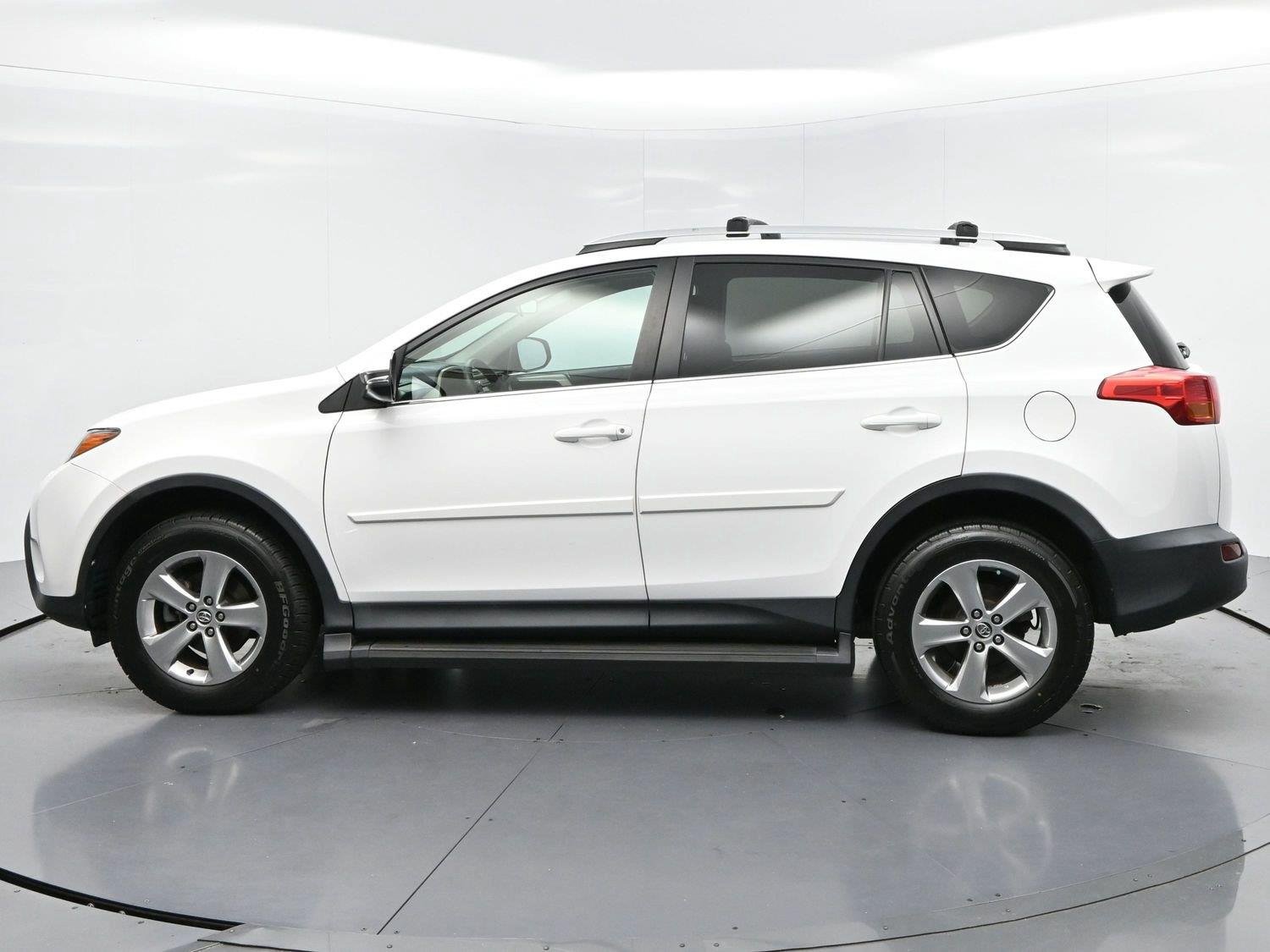 Used 2015 Super White Toyota XLE image 4