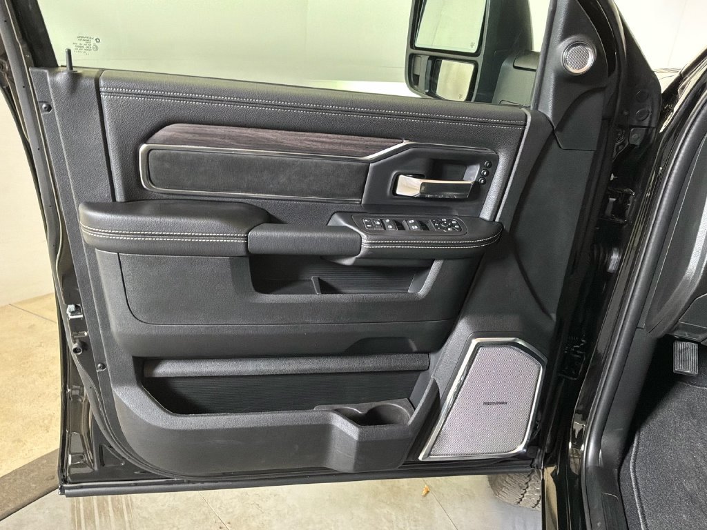 New 2027 Diamond Black Crystal Pearl-Coat Exterior Paint RAM Laramie image 13