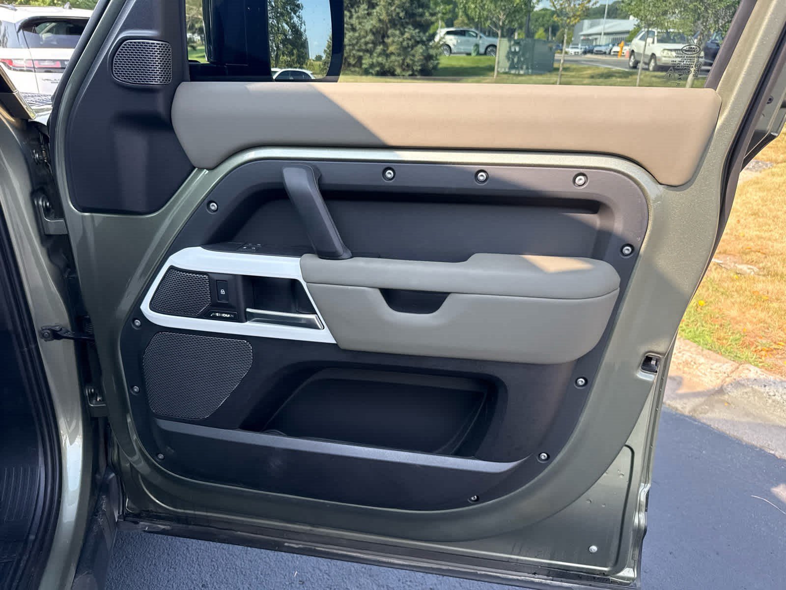 Used 2024 Pangea Green Metallic Land Rover S image 8