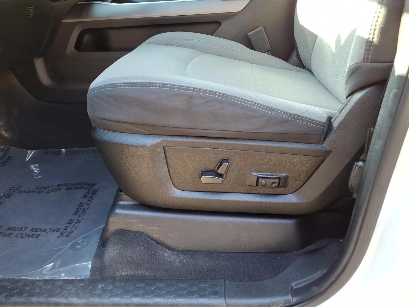 Used 2024 Bright White Clear Coat (pw7) RAM Big Horn image 19