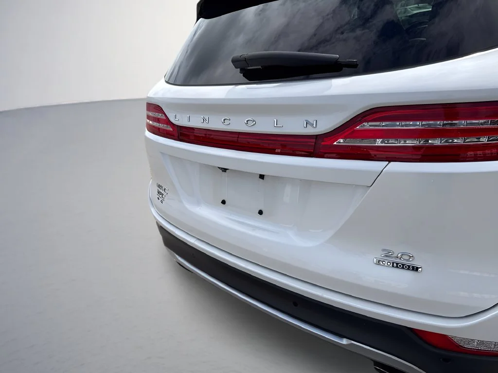 Used 2015 White Lincoln Base image 34