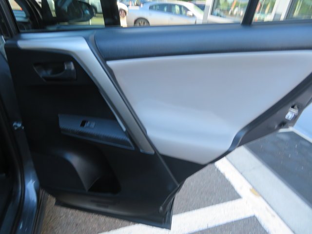 Used 2015  Toyota LE image 9