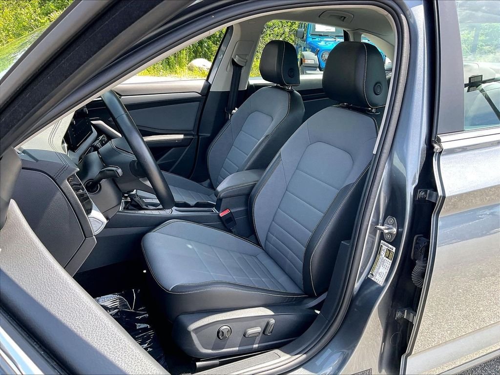 Used 2025 Platinum Gray Metallic Volkswagen 1.5T SE image 9