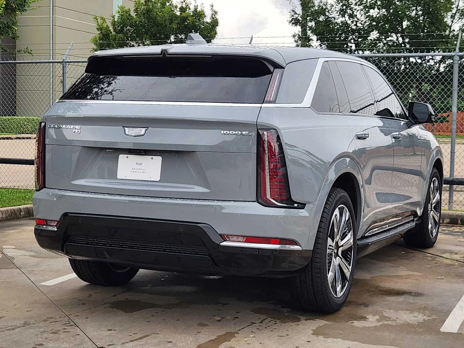 New 2026 Luna Metallic Cadillac Premium Luxury image 4