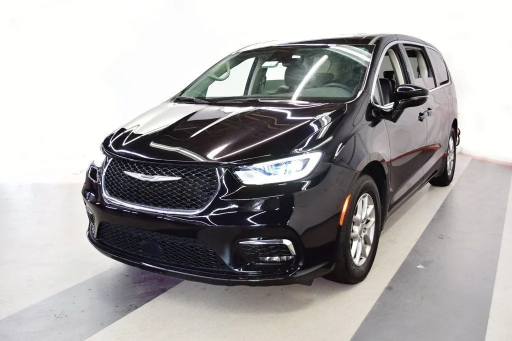 Used 2024 Black Chrysler Touring L image 8
