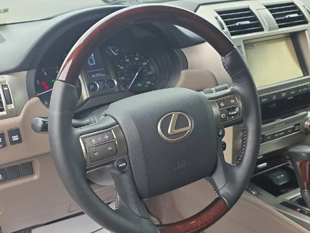 Used 2019 White Lexus 460 image 17