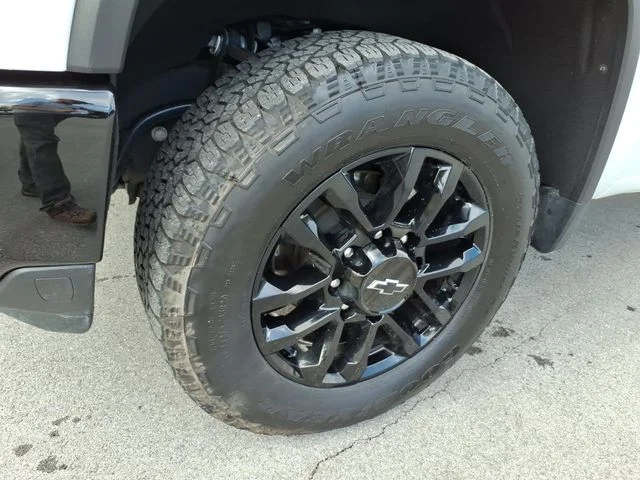 Used 2025 White Chevrolet Custom image 5
