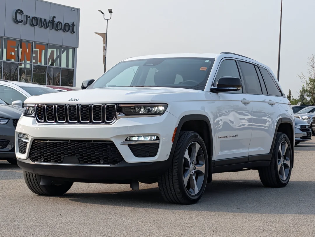 Certified Used 2023 White Jeep Limited - - 4x4 - Luxury Tech II - Command View Sunroof - Passenger Display & More! image 4