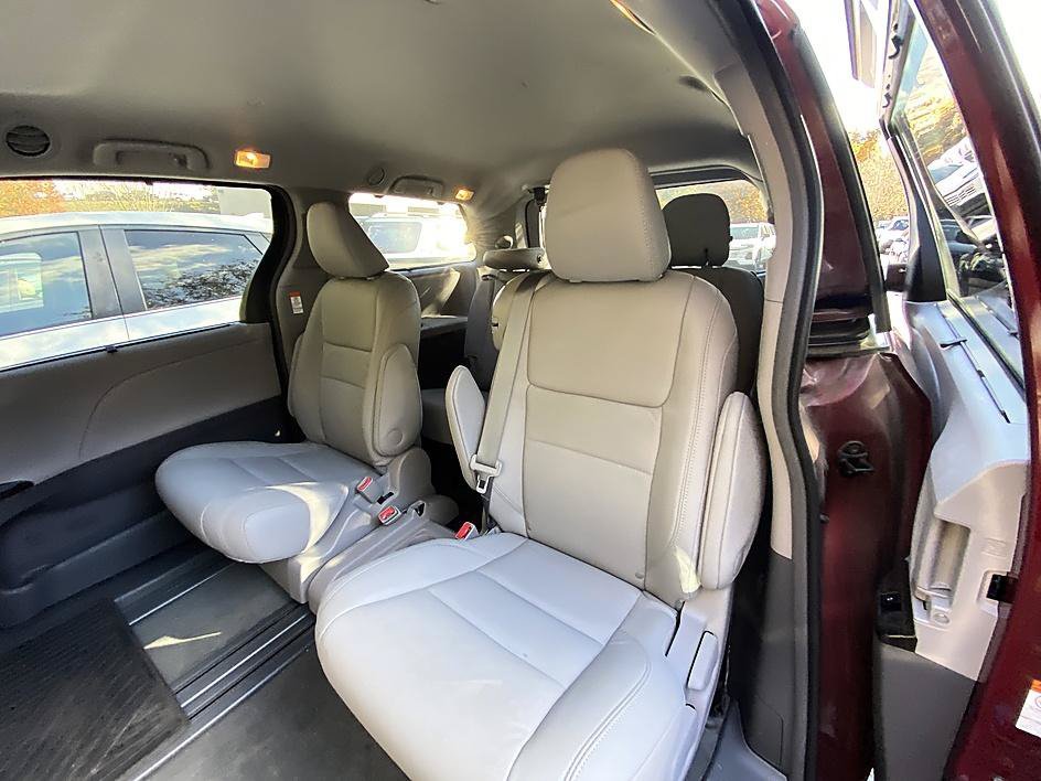 Used 2017 Salsa Red Pearl Toyota XLE image 9