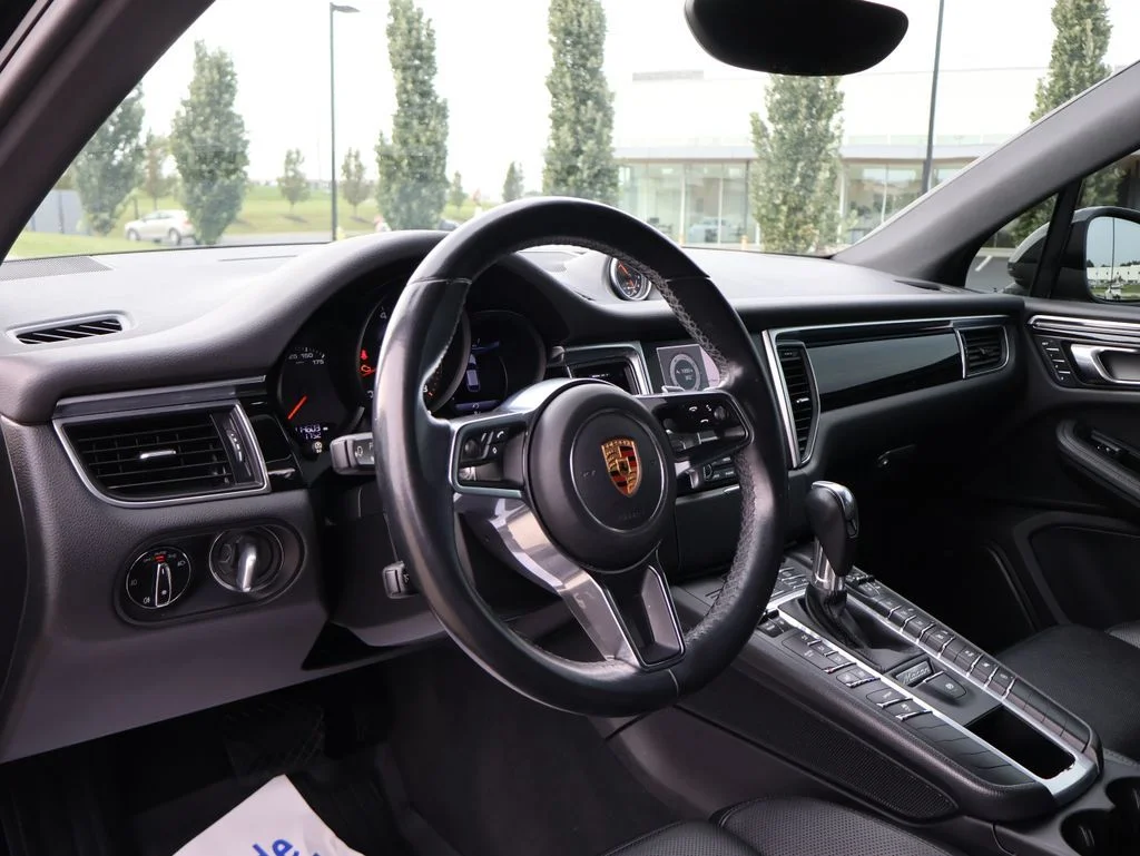 Used 2018  Porsche Base image 18