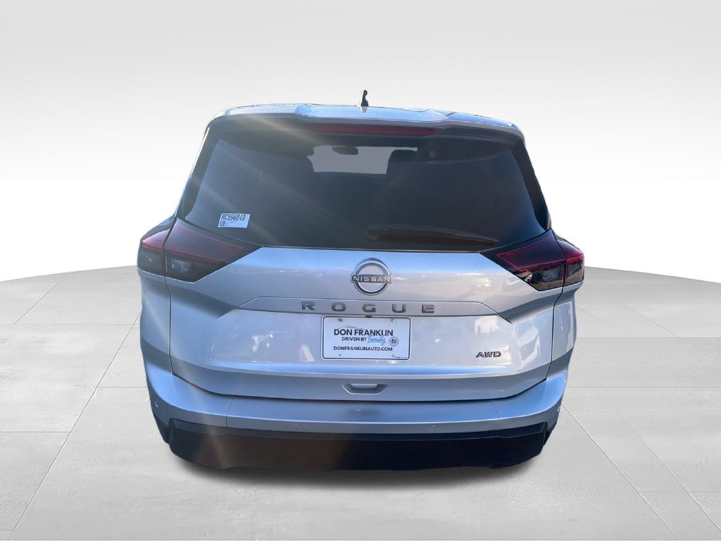 Used 2024 Silver Nissan S image 4
