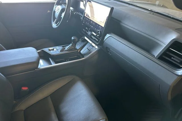 Used 2024  Lexus 550 Overtrail+ image 14