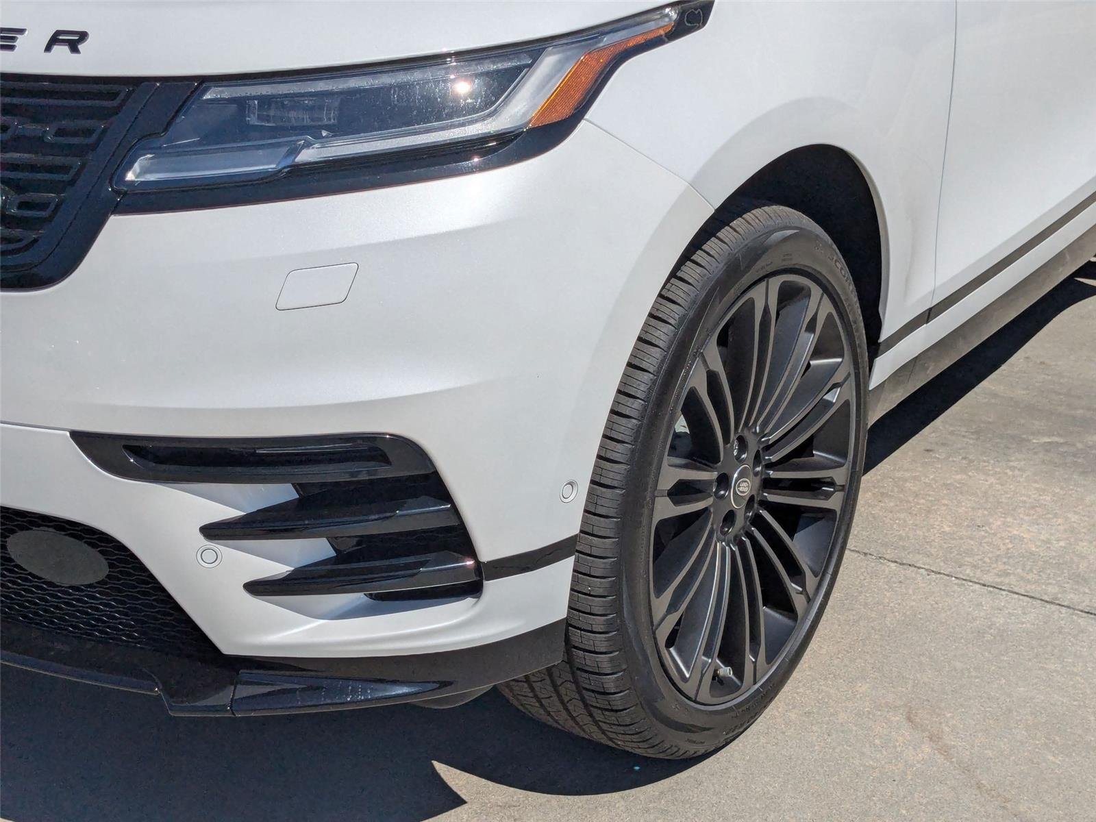 New 2026 Ostuni Pearl White Premium Metallic Land Rover Dynamic SE image 9