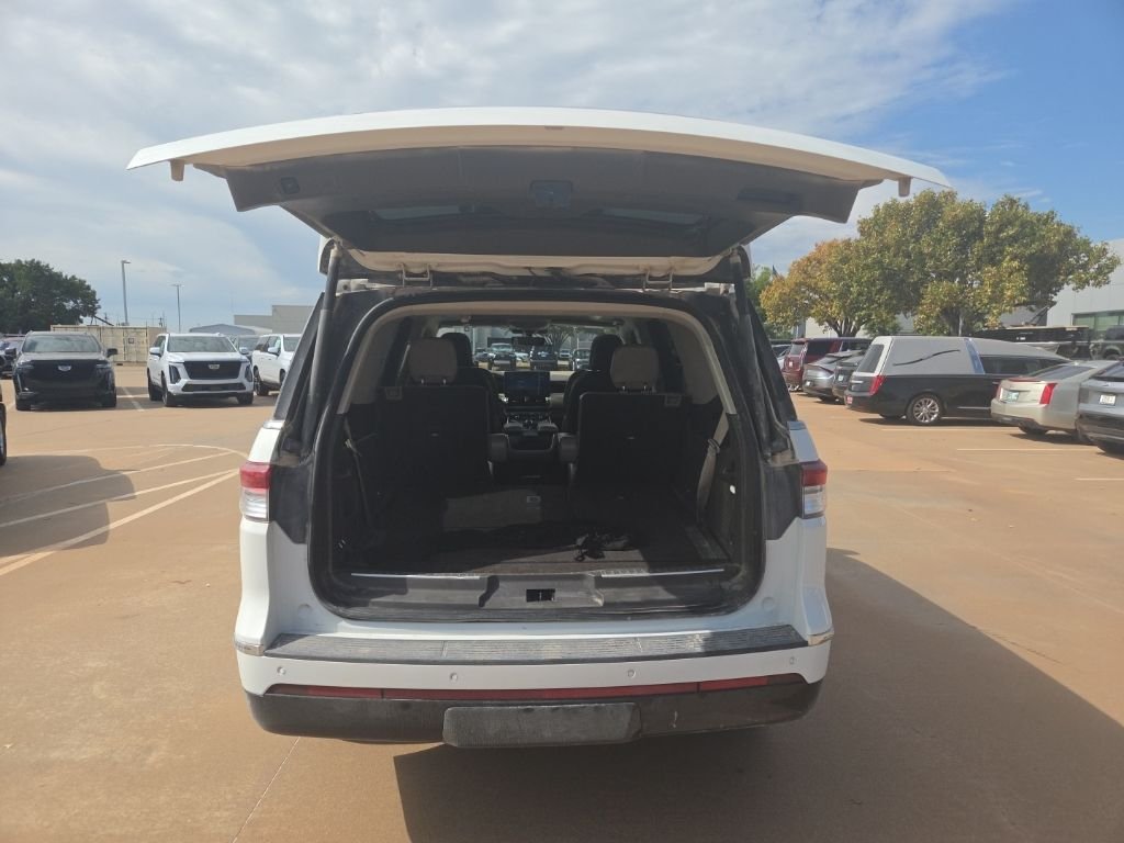Used 2022 White Lincoln Reserve image 12