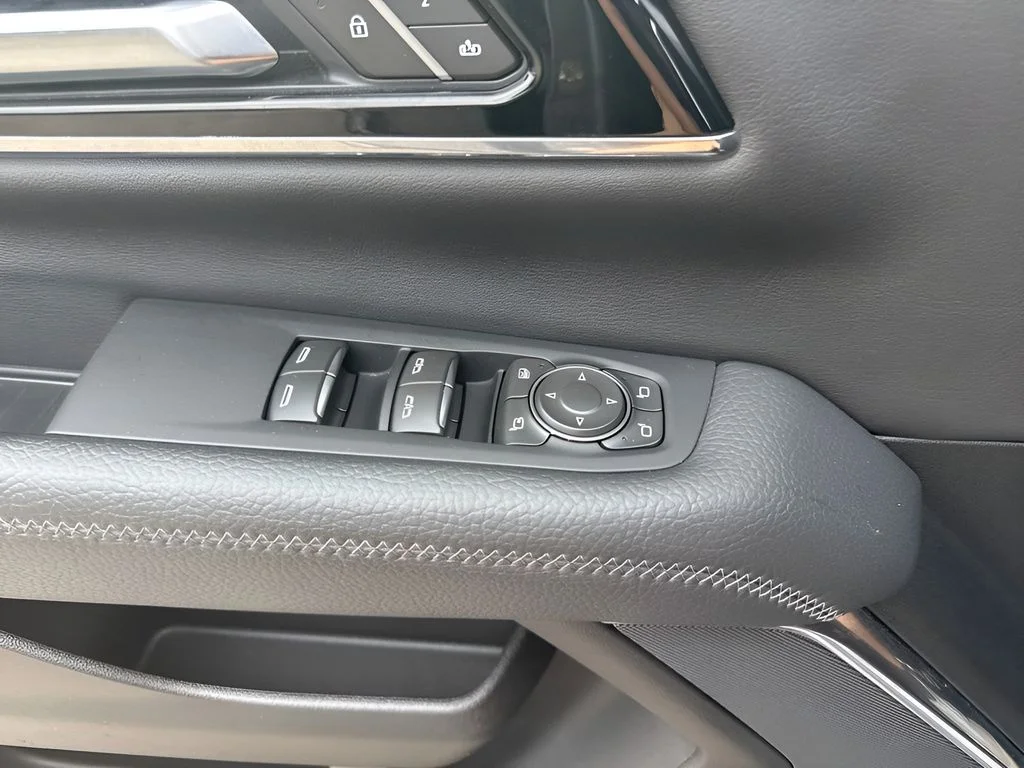 Used 2025 Silver GMC Denali image 31
