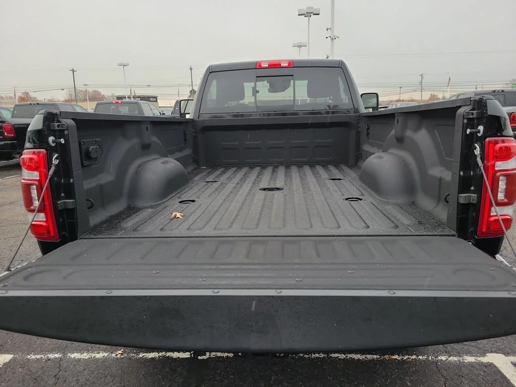 New 2024 Diamond Black Crystal Pearl-Coat Exterior Paint RAM Tradesman image 8