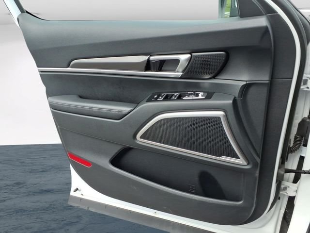 Used 2025 White Kia S image 31