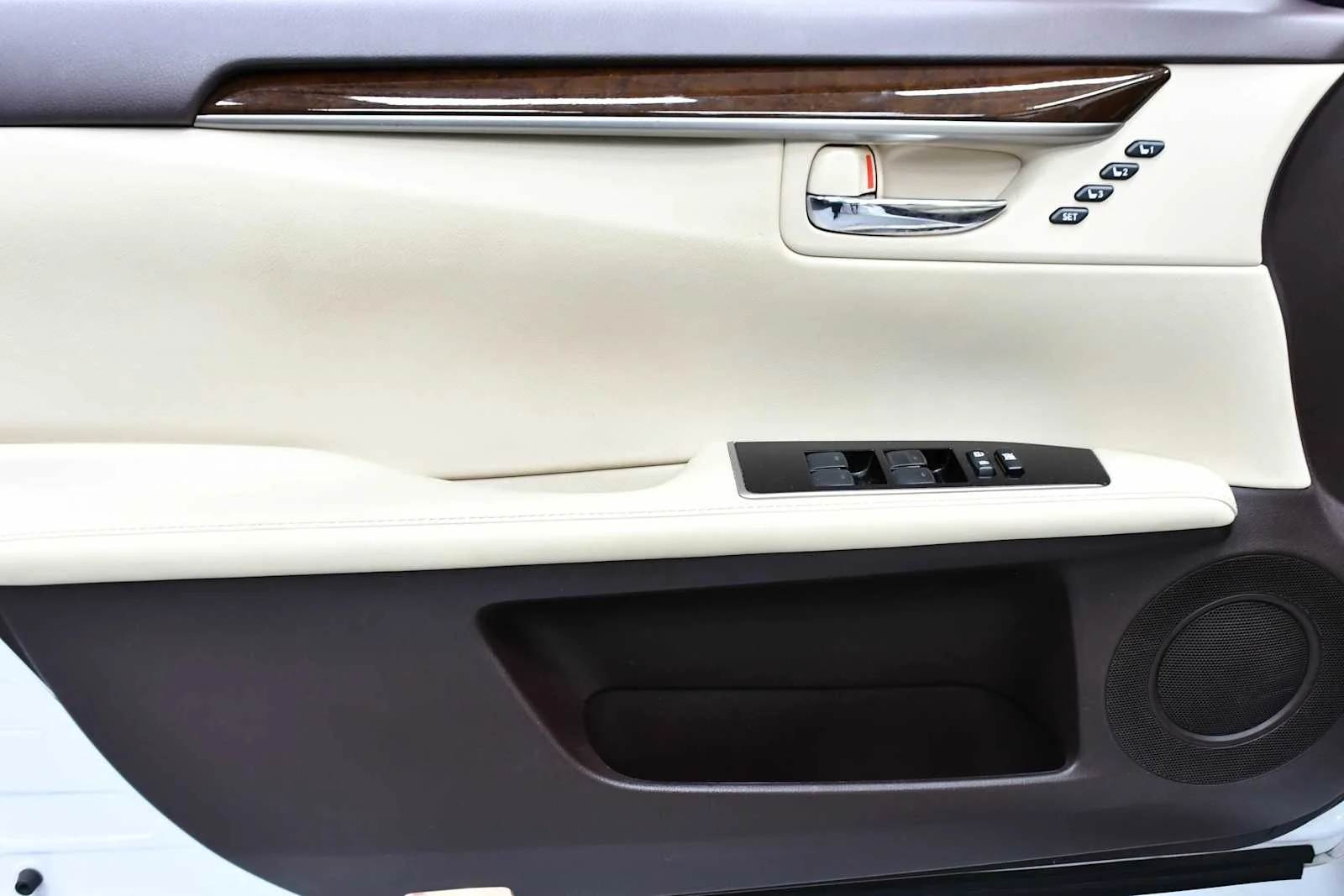 Used 2016 Eminent White Pearl Lexus  image 15