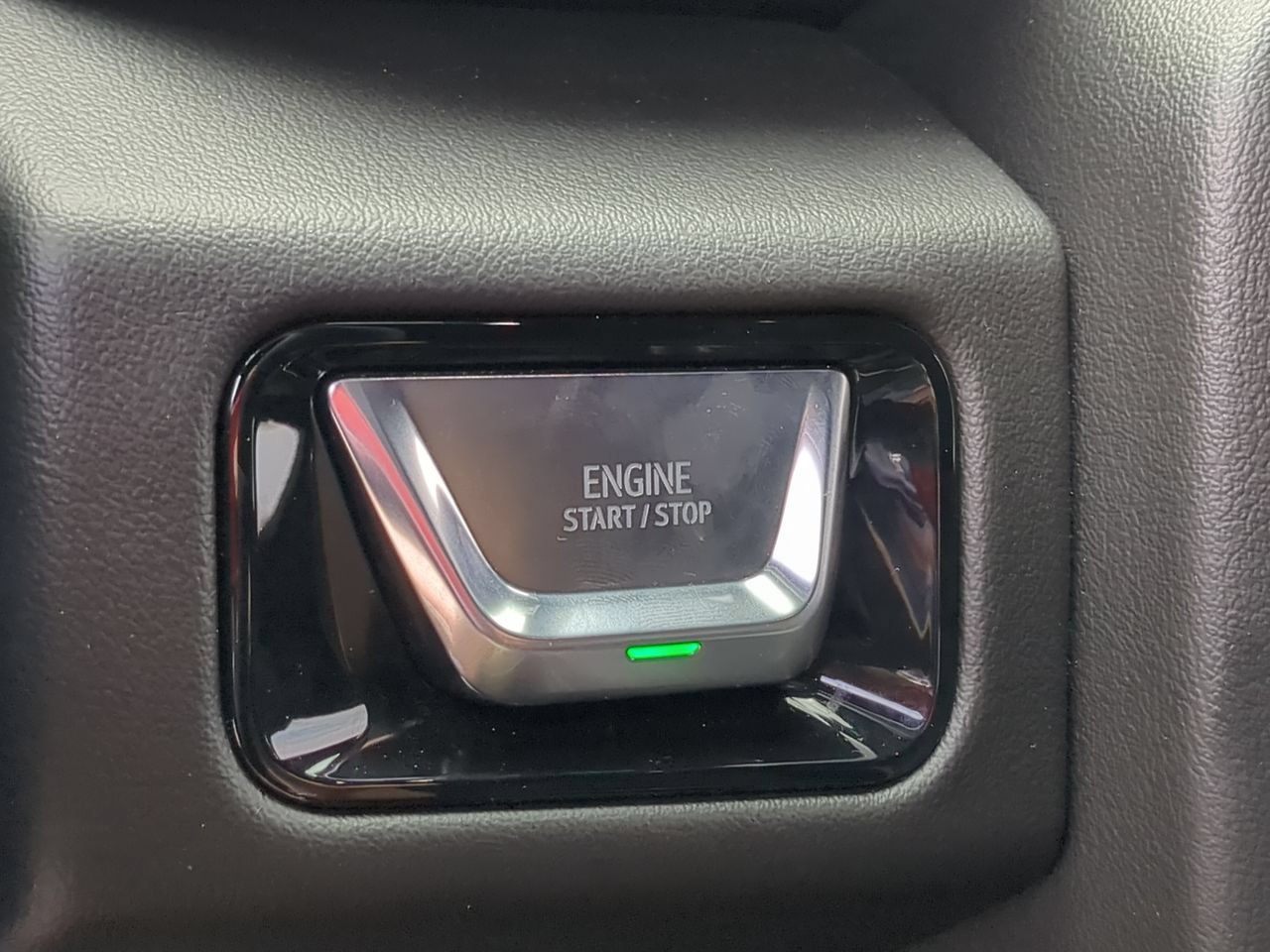 Used 2025 Summit White GMC Elevation image 17