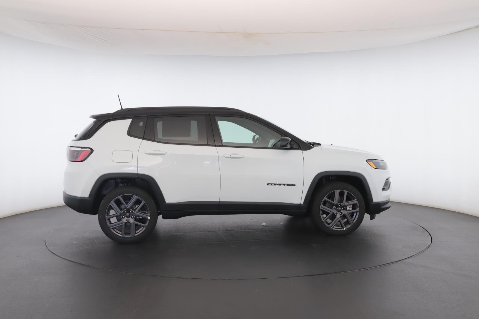 New 2026 Bright White Clear-Coat Exterior Paint Jeep Limited Altitude 4x4 image 29