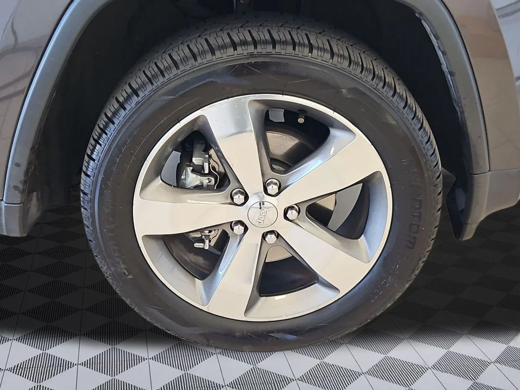 Used 2015 Granite Crystal Metallic Clearcoat Jeep Limited image 30