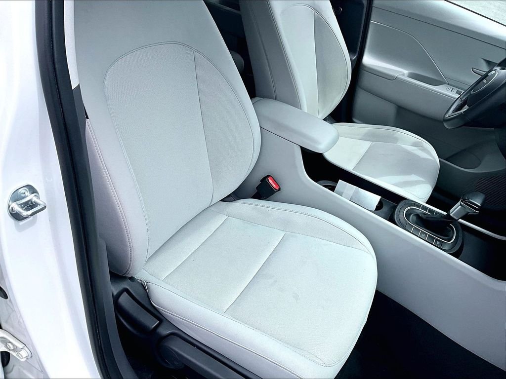 Used 2025 White Hyundai SEL image 11