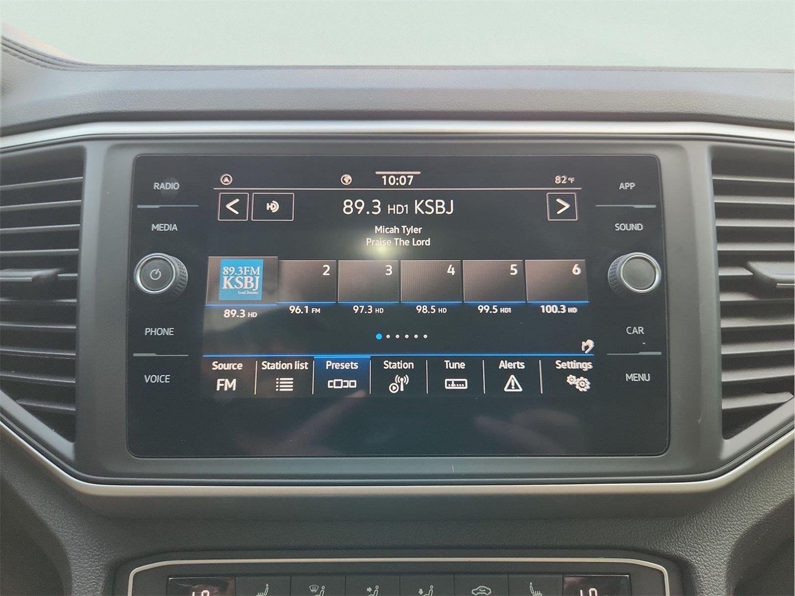 2021 Volkswagen Atlas Cross Sport 3.6L V6 SE w/Technology R-Line White at AutoNation USA Katy