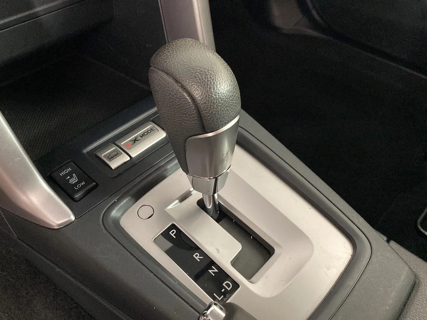 Used 2018 Ice Silver Metallic Subaru Limited image 21