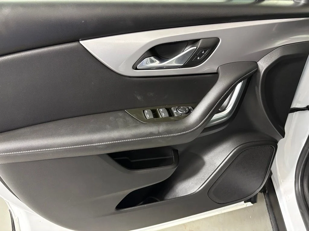 Used 2025 White Chevrolet LT image 14