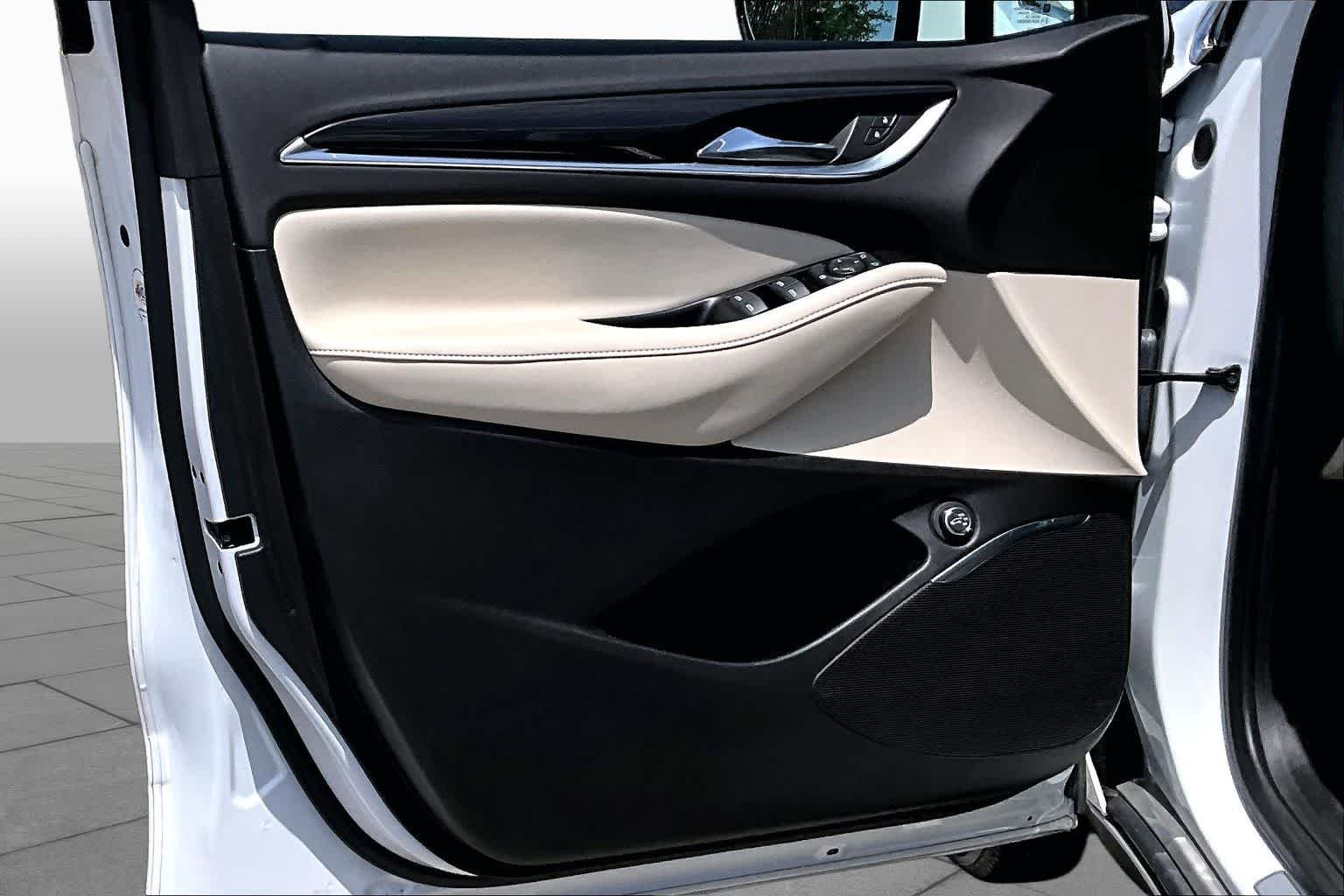 Used 2023 Summit White Buick Essence image 26