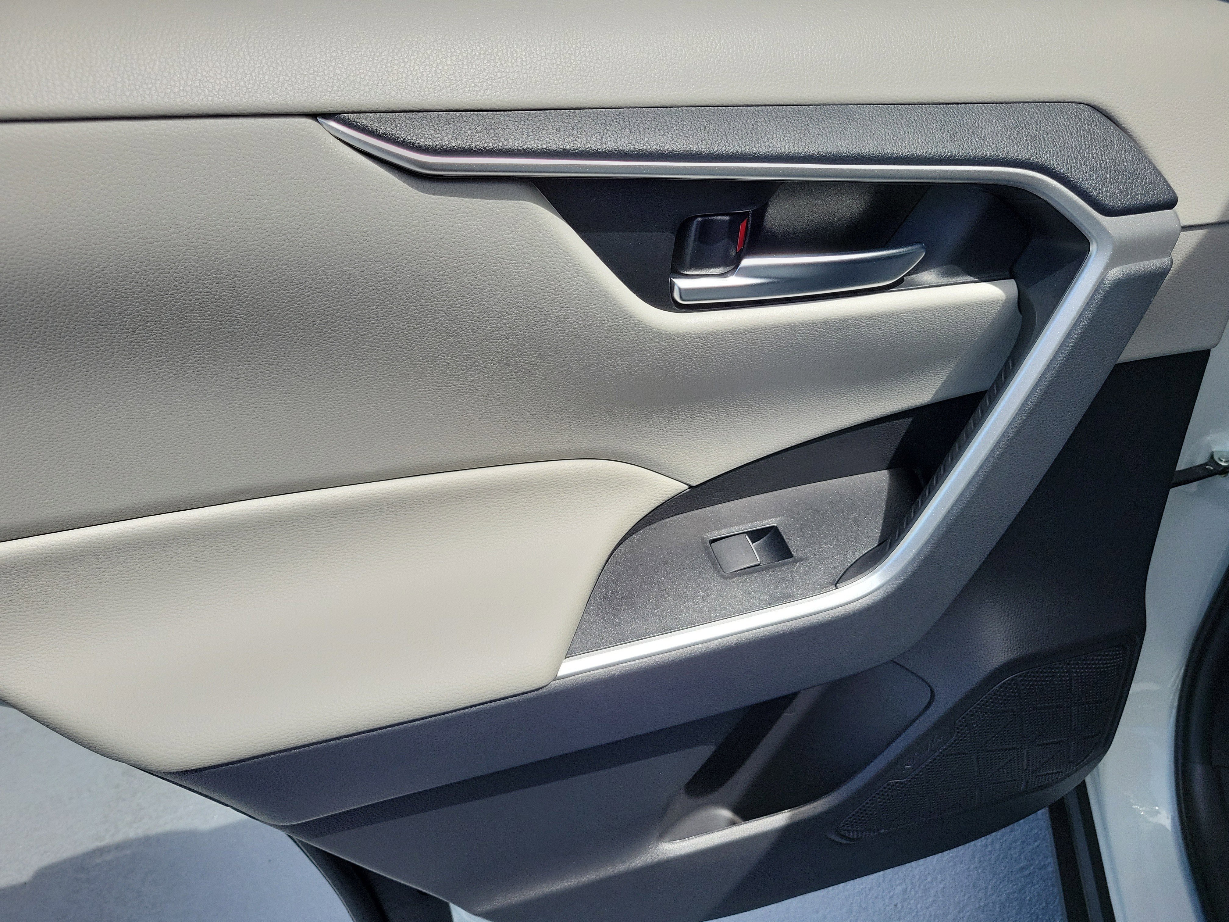Used 2025 Ice Toyota XLE image 12