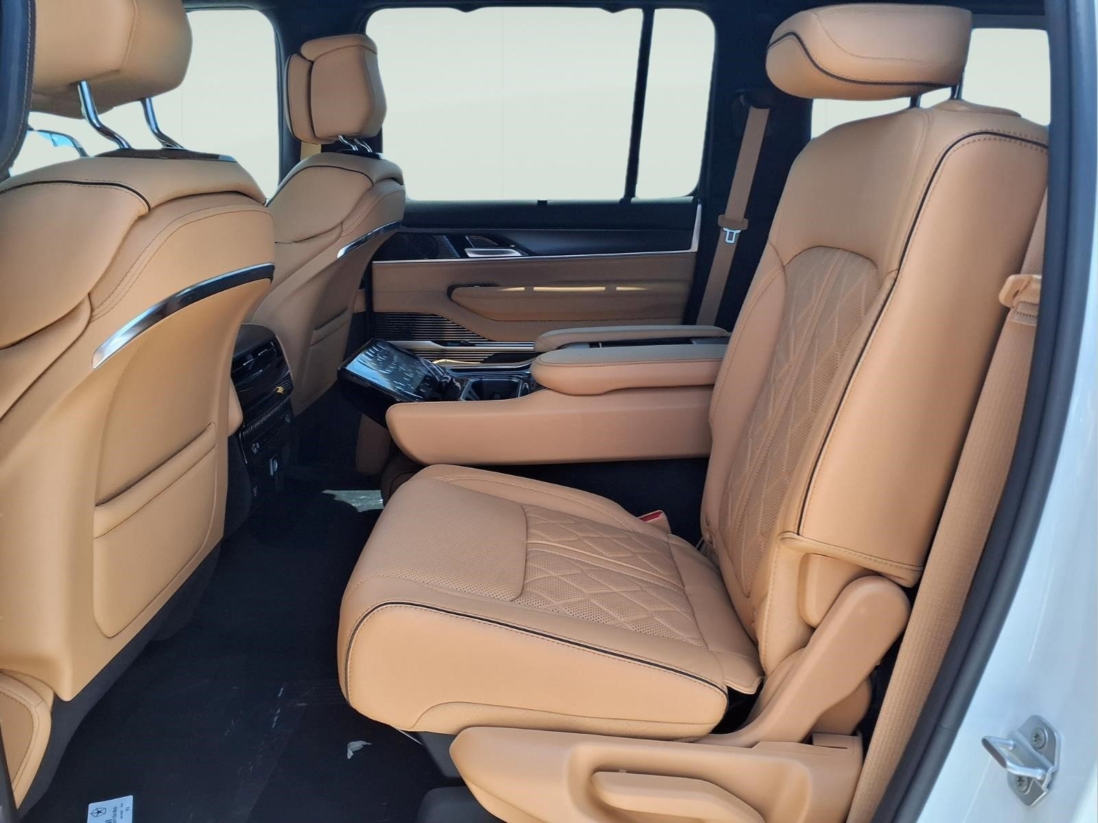 New 2026 Bright White Clear-Coat Exterior Paint Jeep Summit Reserve image 9