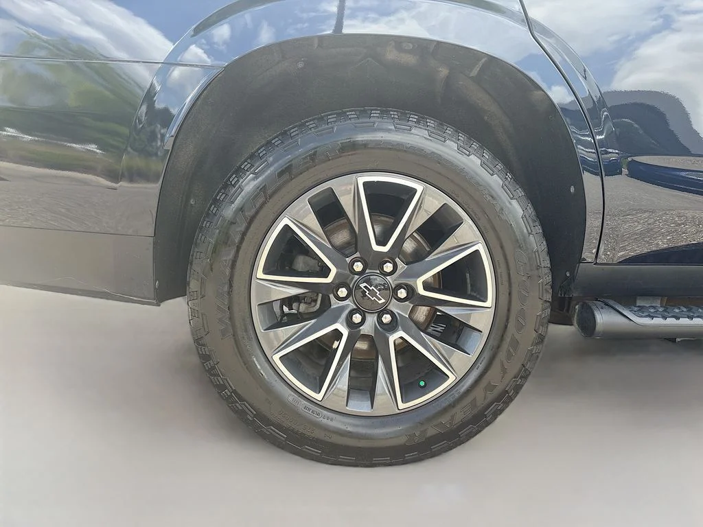 Used 2023 Blue Chevrolet Z71 image 13