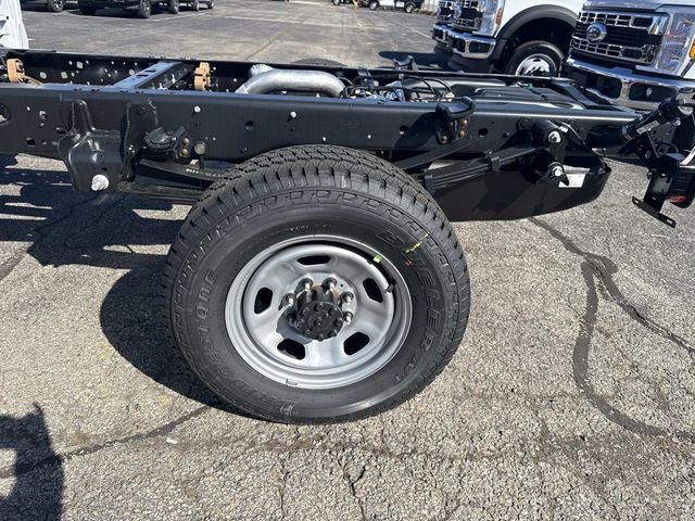 New 2026 Oxford White Ford F-350® XL image 4
