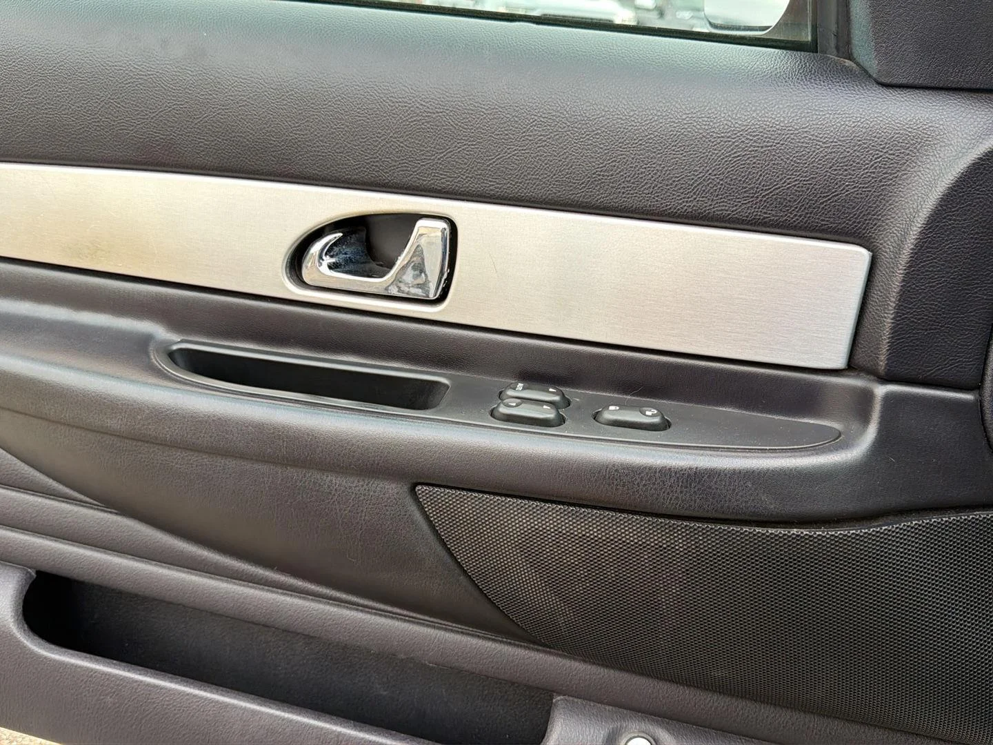 Used 2003 White Ford Premium image 17