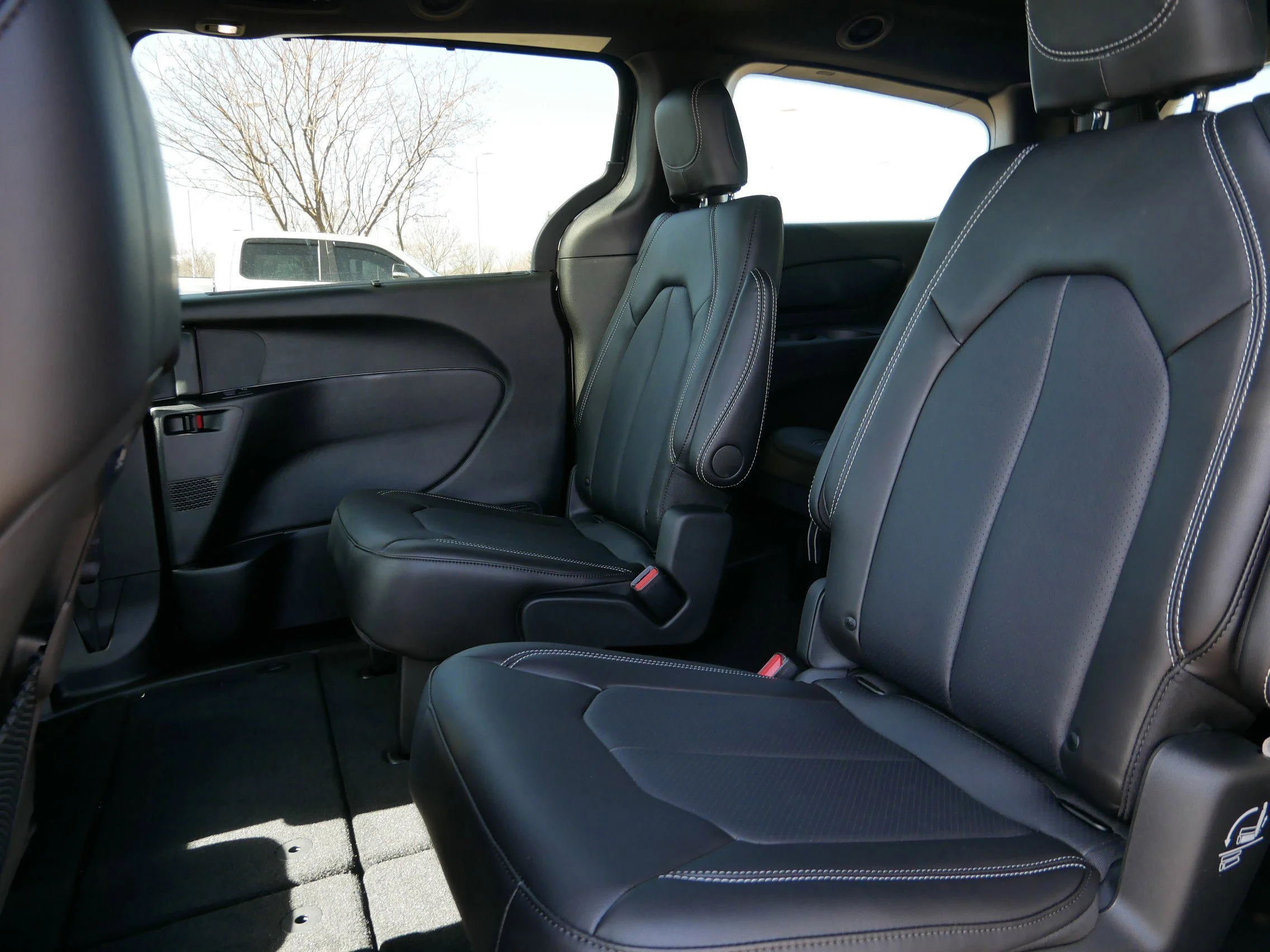 New 2026 Diamond Black Crystal Pearl-Coat Exterior Paint Chrysler Select image 10