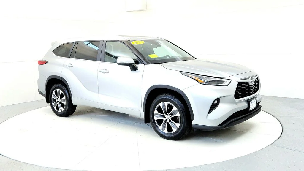 Used 2023 Silver Toyota XLE image 7