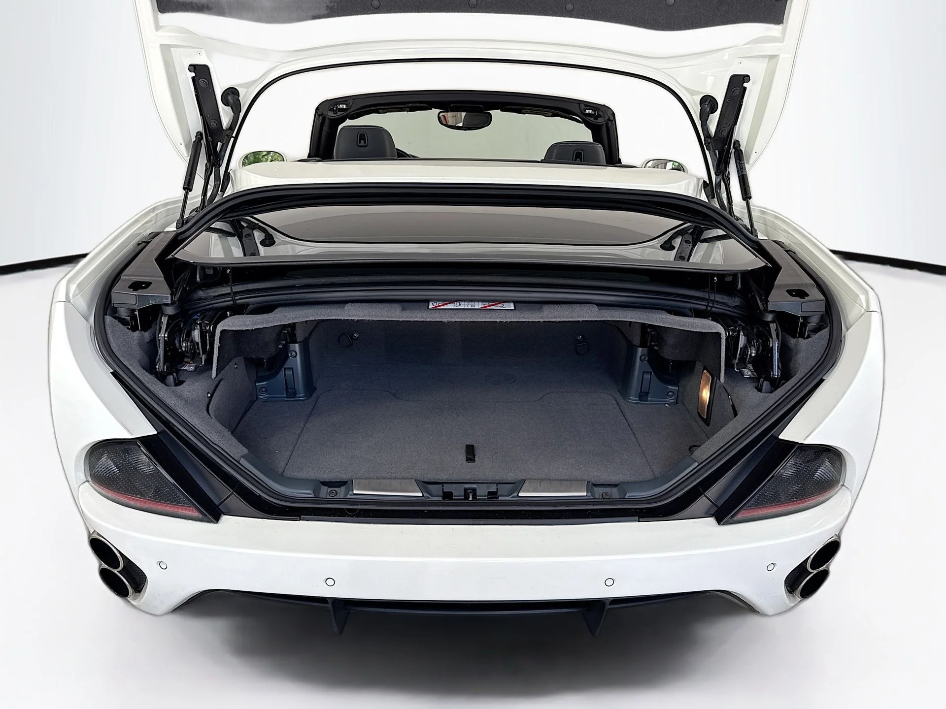 Used 2010 Bianco Avus Ferrari Base image 25