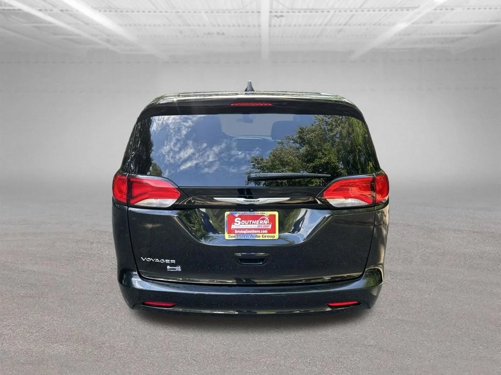 Used 2022 Black Chrysler LX image 4