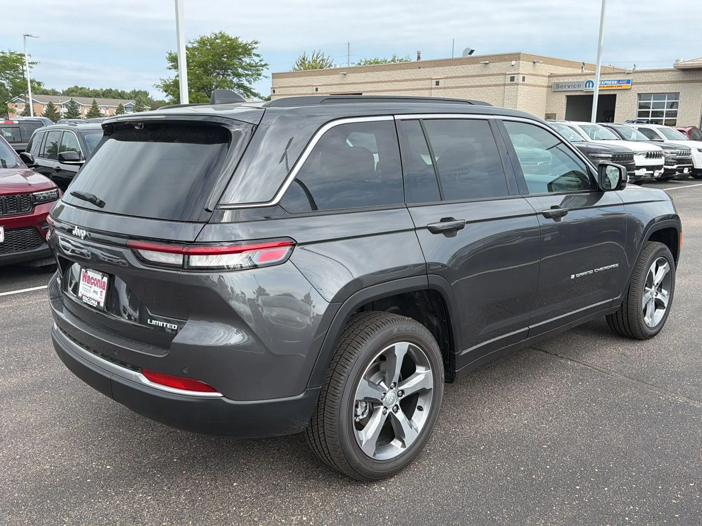 New 2026 Baltic Gray Metallic Clear-Coat Exterior Paint Jeep Limited image 7