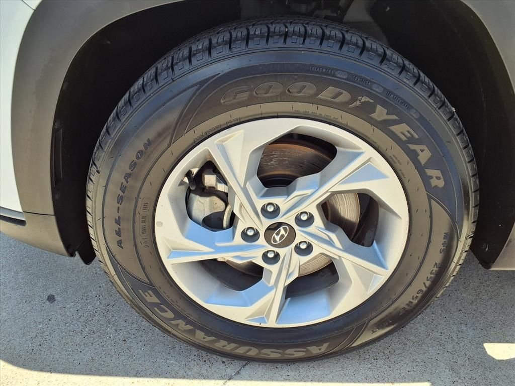 Used 2024 White Hyundai SEL image 9